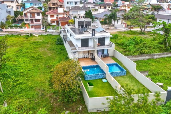 Casa à venda com 236m², 3 quartos, 3 suítes, 4 vagas no bairro Córrego Grande em Florianópolis
