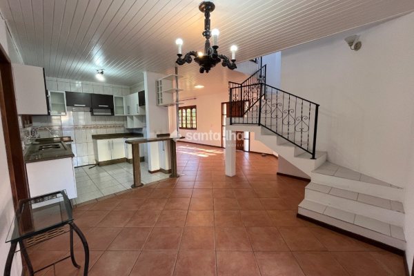 Casa para alugar com 220m², 4 quartos, 2 suítes, 5 vagas no bairro Campeche em Florianópolis