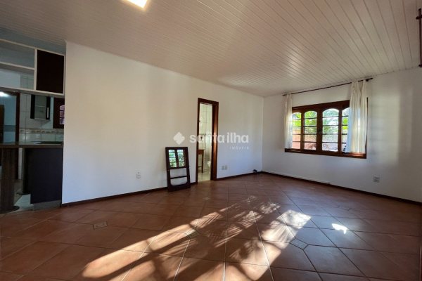Casa para alugar com 220m², 4 quartos, 2 suítes, 5 vagas no bairro Campeche em Florianópolis
