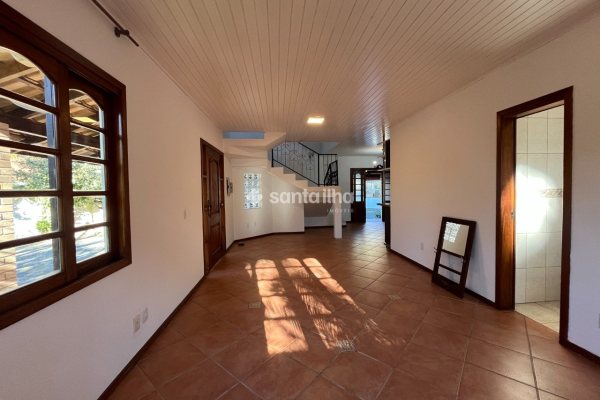 Casa para alugar com 220m², 4 quartos, 2 suítes, 5 vagas no bairro Campeche em Florianópolis