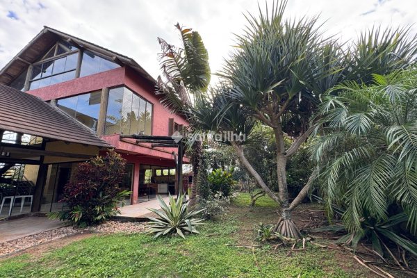 Casa à venda com 241m², 3 quartos, 1 suíte, 1 vaga no bairro Campeche em Florianópolis