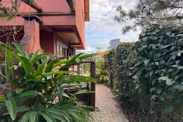 Casa à venda com 241m², 3 quartos, 1 suíte, 1 vaga no bairro Campeche em Florianópolis