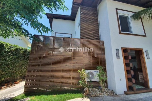 Casa para alugar com 350m², 7 quartos, 3 suítes, 2 vagas no bairro Novo Campeche em Florianópolis