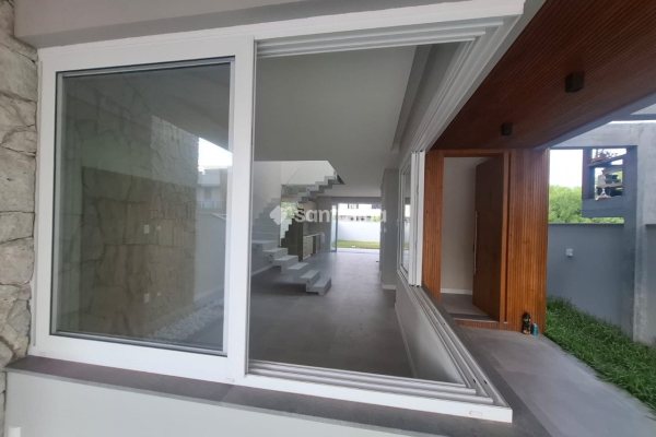 Casa à venda com 204m², 3 quartos, 1 suíte, 2 vagas no bairro Campeche em Florianópolis