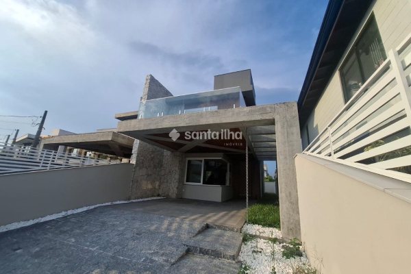 Casa à venda com 204m², 3 quartos, 1 suíte, 2 vagas no bairro Campeche em Florianópolis