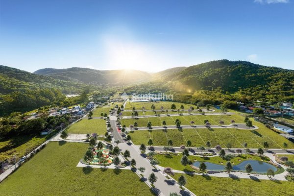 Terreno à venda com 382m², 1 vaga no bairro Rio Tavares em Florianópolis