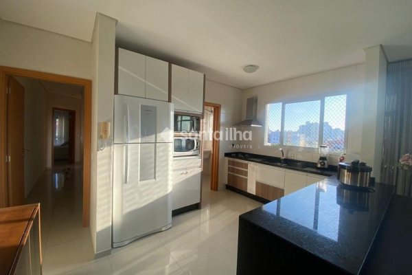 Apartamento à venda com 139m², 3 quartos, 1 suíte, 2 vagas no bairro Agronômica em Florianópolis