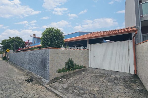 Casa à venda com 220m², 4 quartos, 2 suítes, 2 vagas no bairro Campeche em Florianópolis