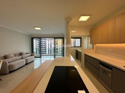 Apartamento à venda com 137m², 3 quartos, 3 suítes, 2 vagas no bairro Centro em Florianópolis - Foto 2