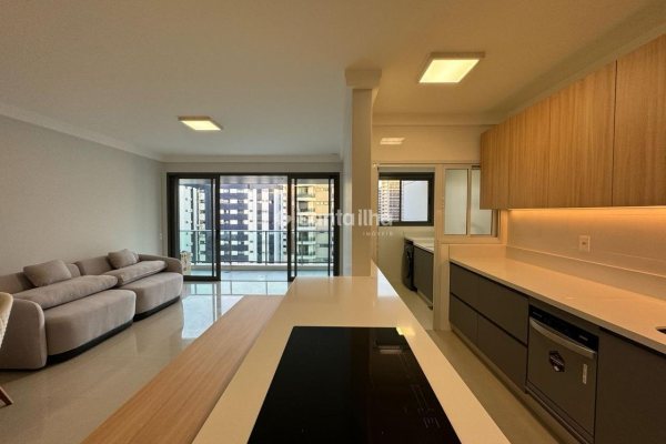 Apartamento à venda com 137m², 3 quartos, 3 suítes, 2 vagas no bairro Centro em Florianópolis