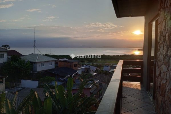 Sobrado à venda com 120m², 3 quartos, 2 vagas no bairro Saco dos Limões em Florianópolis