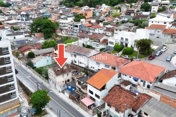 Terreno à venda com 310m² no bairro Agronômica em Florianópolis