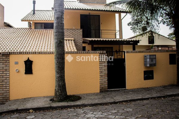 Casa à venda com 189m², 6 quartos, 1 suíte, 4 vagas no bairro Campeche em Florianópolis