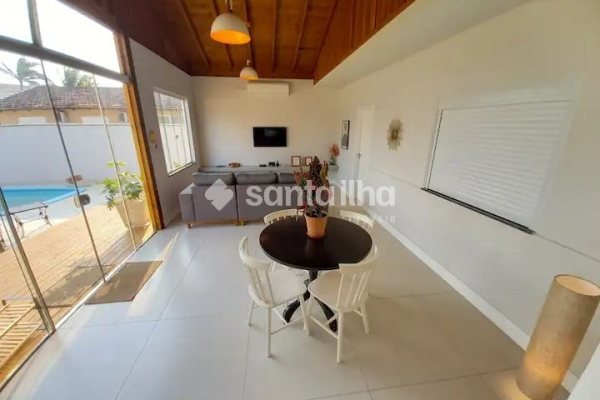 Casa à venda com 140m², 3 quartos, 3 suítes, 3 vagas no bairro Campeche em Florianópolis