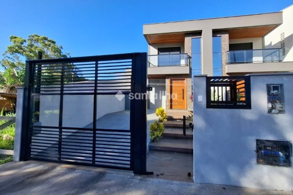 Casa à venda com 140m², 3 quartos, 3 suítes, 1 vaga no bairro Pântano do Sul em Florianópolis