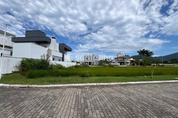 Terreno à venda com 390m², 1 vaga no bairro Campeche em Florianópolis