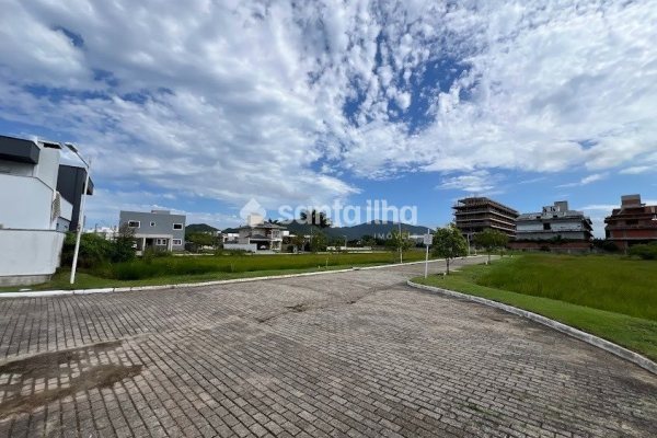 Terreno à venda com 390m², 1 vaga no bairro Campeche em Florianópolis