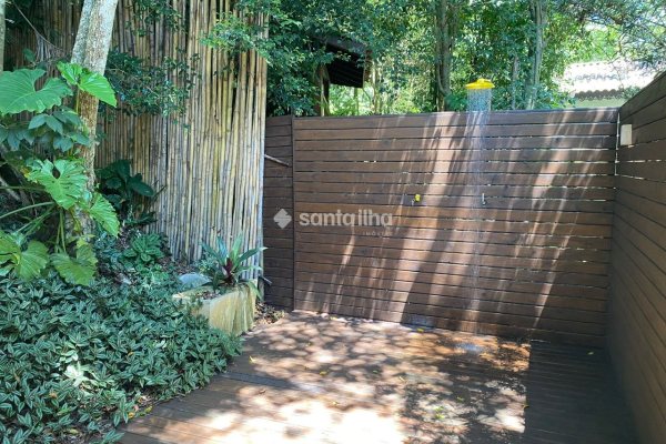 Casa à venda com 370m², 3 quartos, 1 suíte, 3 vagas no bairro Lagoa da Conceição em Florianópolis
