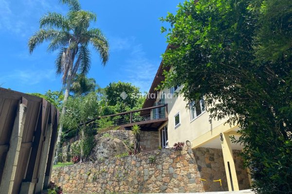 Casa à venda com 370m², 3 quartos, 1 suíte, 3 vagas no bairro Lagoa da Conceição em Florianópolis