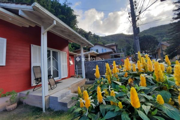 Casa à venda com 50m², 3 quartos, 1 vaga no bairro Armação em Florianópolis