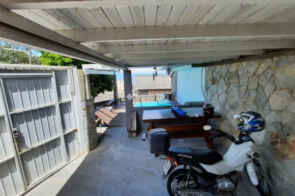 Sobrado à venda com 250m², 4 quartos, 1 suíte, 1 vaga no bairro Costeira do Pirajubaé em Florianópolis