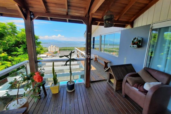 Sobrado à venda com 250m², 4 quartos, 1 suíte, 1 vaga no bairro Costeira do Pirajubaé em Florianópolis