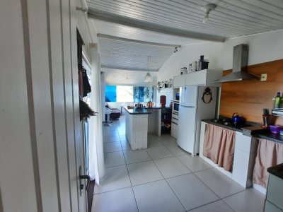 Sobrado à venda com 250m², 4 quartos, 1 suíte, 1 vaga no bairro Costeira do Pirajubaé em Florianópolis - Foto 6
