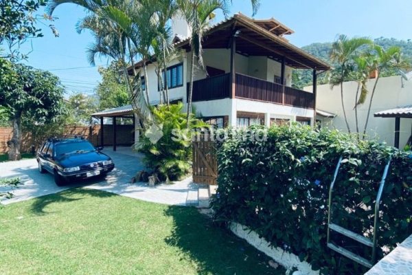 Casa à venda com 200m², 4 quartos, 2 suítes, 1 vaga no bairro Campeche em Florianópolis