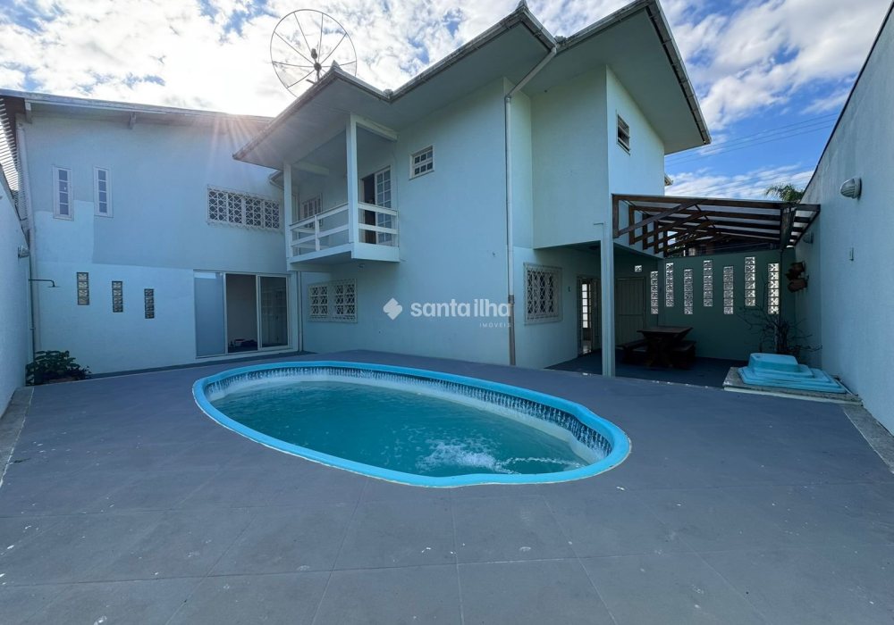 Casa à venda com 260m², 5 quartos, 2 suítes, 5 vagas no bairro Rio Tavares em Florianópolis - Foto 1