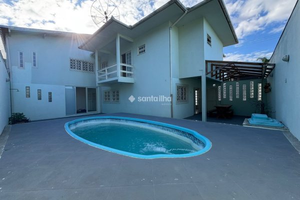 Casa à venda com 260m², 5 quartos, 2 suítes, 5 vagas no bairro Rio Tavares em Florianópolis