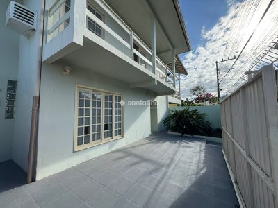 Casa à venda com 260m², 5 quartos, 2 suítes, 5 vagas no bairro Rio Tavares em Florianópolis - Foto 2