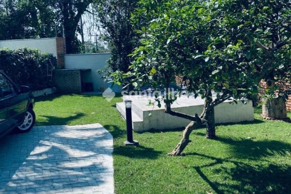 Casa à venda com 200m², 4 quartos, 2 suítes, 1 vaga no bairro Campeche em Florianópolis