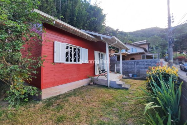 Casa à venda com 50m², 3 quartos, 1 vaga no bairro Armação em Florianópolis