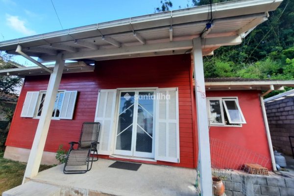 Casa à venda com 50m², 3 quartos, 1 vaga no bairro Armação em Florianópolis