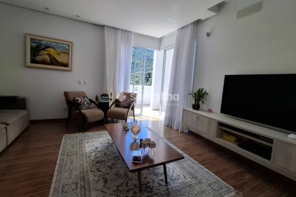 Casa à venda com 336m², 3 quartos, 3 suítes, 2 vagas no bairro Lagoa da Conceição em Florianópolis