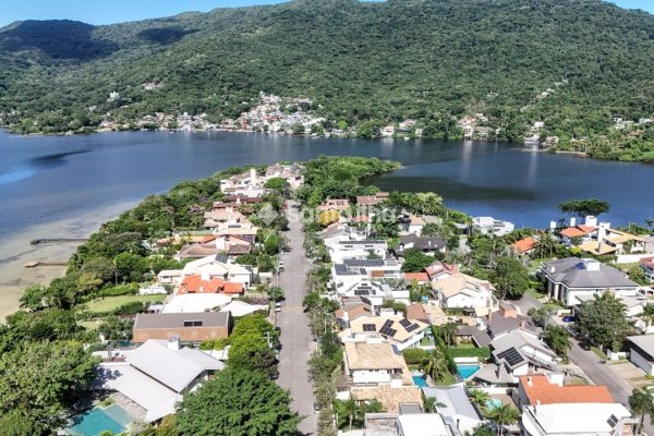 Casa em Condomínio à venda com 300m², 3 quartos, 1 suíte, 2 vagas no bairro Lagoa da Conceição em Florianópolis