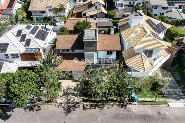 Casa em Condomínio à venda com 300m², 3 quartos, 1 suíte, 2 vagas no bairro Lagoa da Conceição em Florianópolis