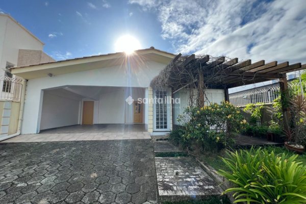 Casa à venda com 167m², 3 quartos, 1 suíte, 5 vagas no bairro Morro das Pedras em Florianópolis