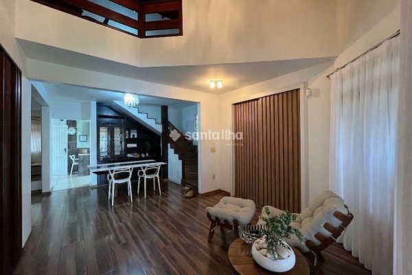 Casa para alugar com 239m², 5 quartos, 3 suítes, 5 vagas no bairro Campeche em Florianópolis