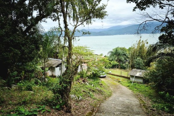Terreno à venda com 2.400m² no bairro Ribeirão da Ilha em Florianópolis