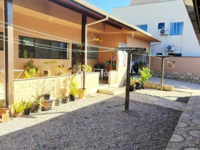 Casa à venda com 242m², 4 quartos, 2 suítes, 6 vagas no bairro Campeche em Florianópolis - Foto 2
