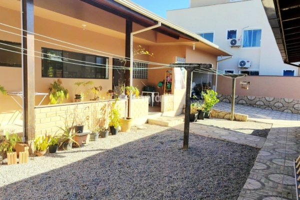 Casa à venda com 242m², 4 quartos, 2 suítes, 6 vagas no bairro Campeche em Florianópolis