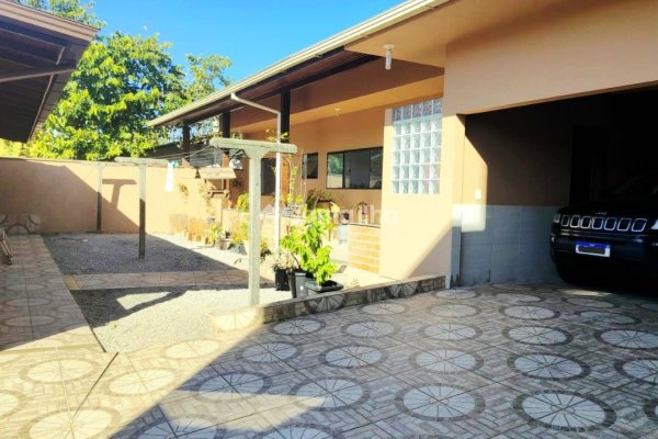 Casa à venda com 242m², 4 quartos, 2 suítes, 6 vagas no bairro Campeche em Florianópolis