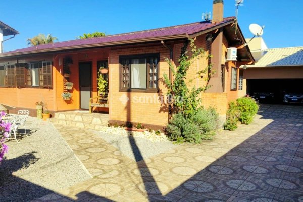 Casa à venda com 242m², 4 quartos, 2 suítes, 6 vagas no bairro Campeche em Florianópolis