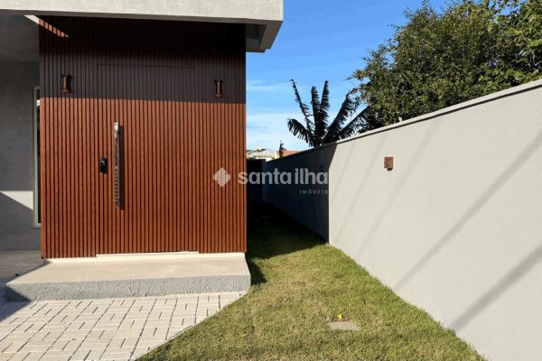 Casa à venda com 112m², 2 quartos, 2 suítes, 1 vaga no bairro Campeche em Florianópolis