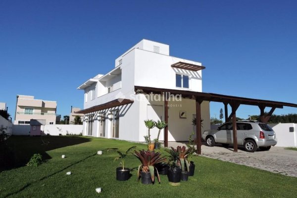 Casa à venda com 300m², 2 quartos, 2 suítes, 6 vagas no bairro Campeche em Florianópolis