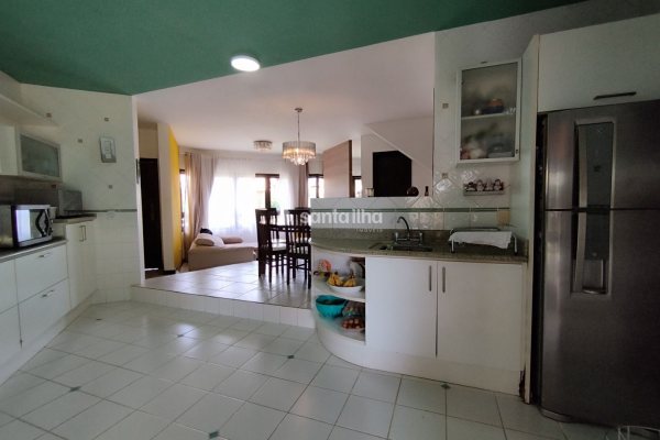 Casa para alugar com 250m², 3 quartos, 1 suíte, 2 vagas no bairro Morro das Pedras em Florianópolis