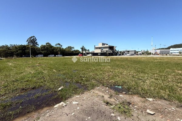 Terreno à venda com 450m², 2 vagas no bairro Campeche em Florianópolis