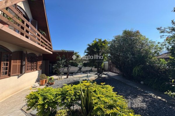 Casa à venda com 130m², 2 quartos, 1 suíte, 2 vagas no bairro Campeche em Florianópolis