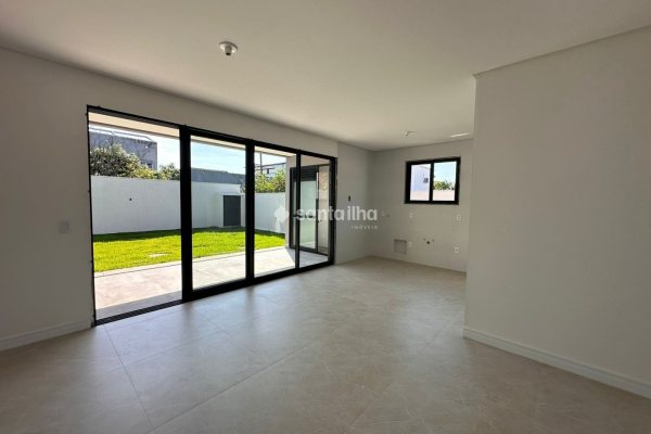 Casa à venda com 192m², 4 quartos, 3 suítes, 2 vagas no bairro Lagoa da Conceição em Florianópolis